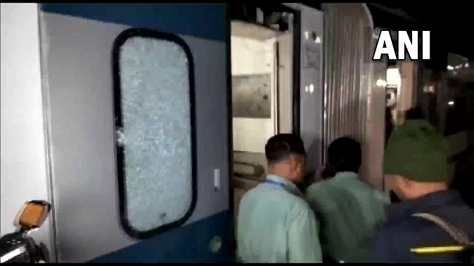 second-attack-on-vande-bharat-in-24-hours-why-are-stones-being-pelted-on-trains-in-west-bengal