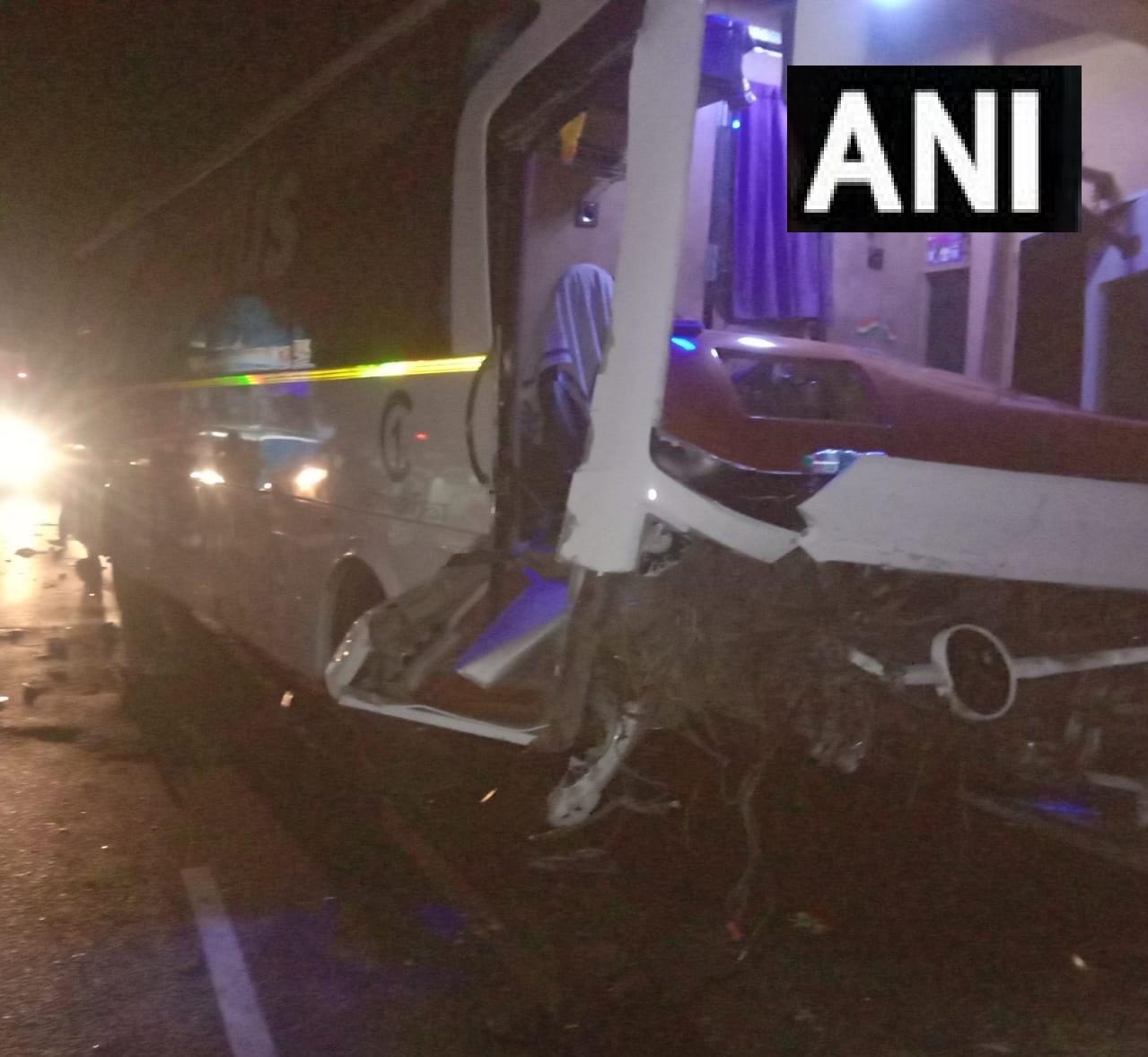 horrific-accident-car-bus-collision-on-mumbai-ahmedabad-highway-4-died