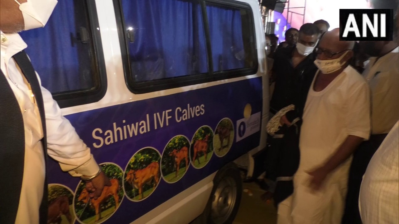 Sant Murari Bapu and Minister Rupala inaugurated the country's first mobile IVF lab for animals