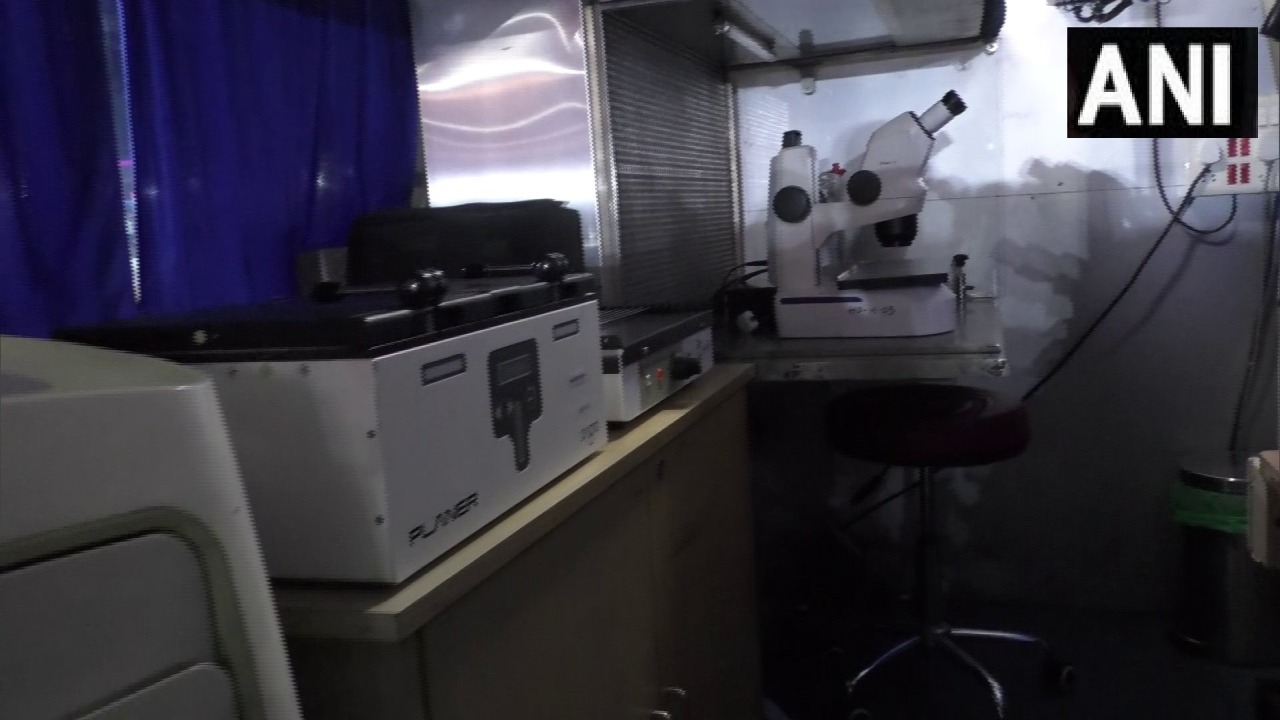 Sant Murari Bapu and Minister Rupala inaugurated the country's first mobile IVF lab for animals