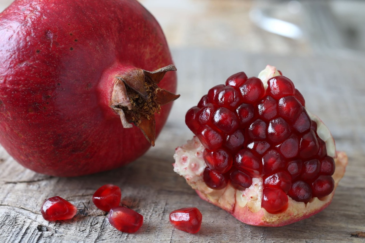 Along with increasing blood in the body, consumption of pomegranate is beneficial in many problems, know the benefits