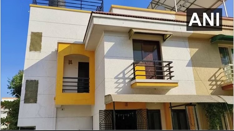 The dead body of a man along with his wife and children was found in a house in Vadodara, the family was suffering from financial crisis