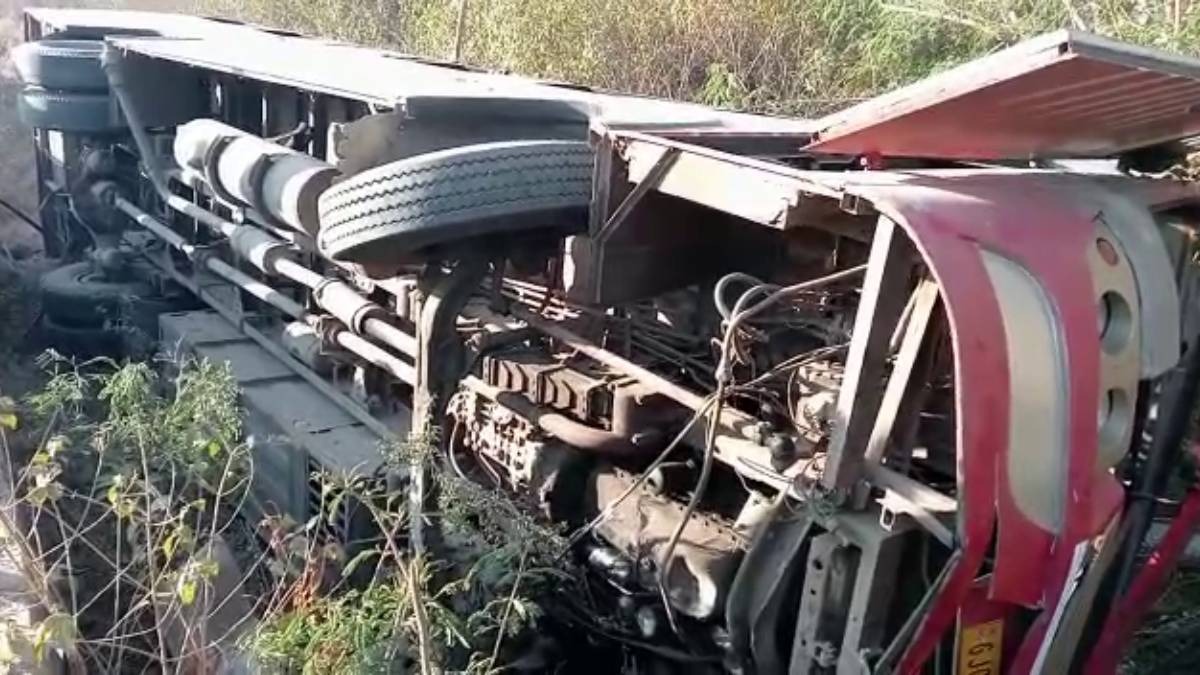 25 criminals injured when bus full of criminals overturns from Dhari-Ambardi road bridge