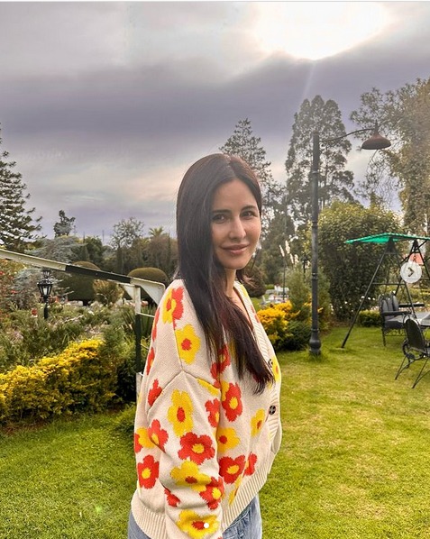 Floral printed outfits can be styled like this, looking beautiful