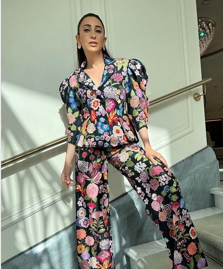 Floral printed outfits can be styled like this, looking beautiful