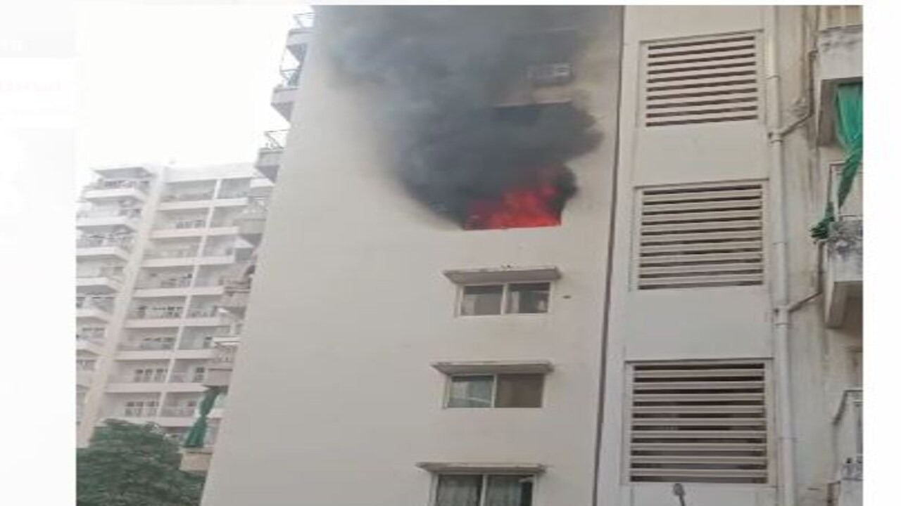 In the fire incident in the flat of Godrej Garden City in Ahmedabad, the distinction of murder was opened