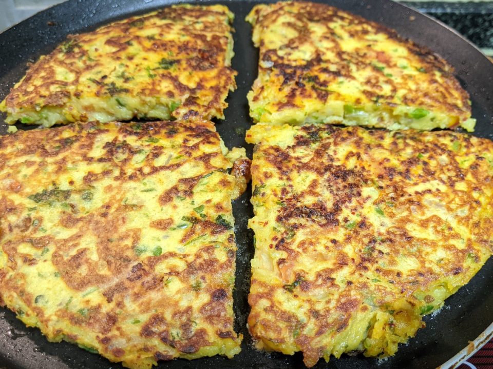 If you are a pizza lover then this Street Style Moong Dal Pizza will tempt your mind.