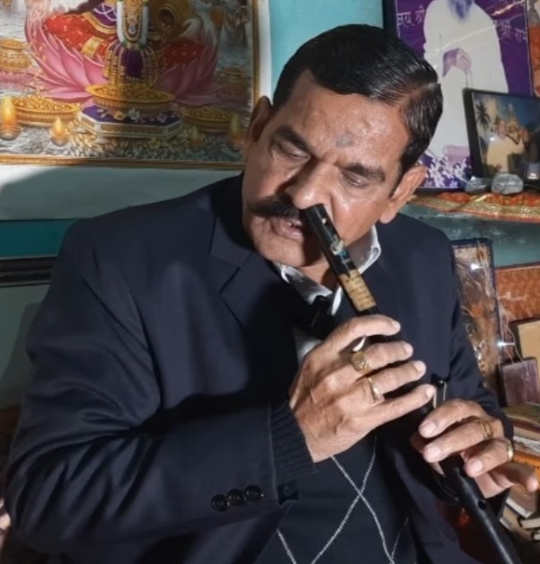 Bijendra plays the flute not through the mouth but through the nose, the people of the unique art are fans