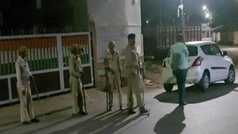 Clash between two groups in Banaskantha and Ahmedabad, 9 people including 2 policemen injured in stone pelting
