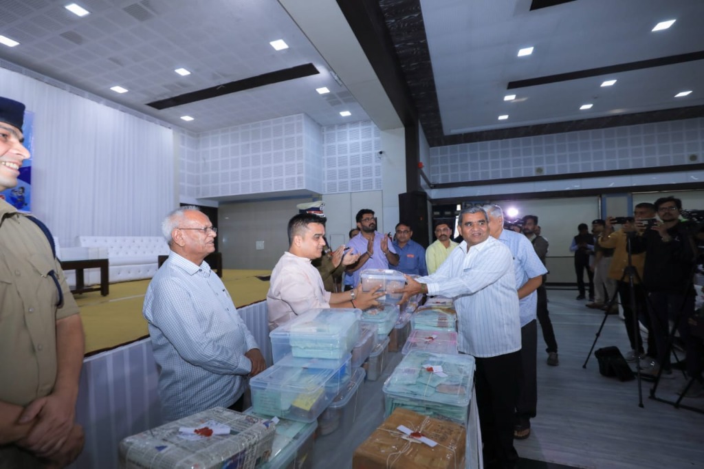 Looted diamonds worth crores returned to Anganiya firm and trader, Minister of State for Home returns diamonds to trader