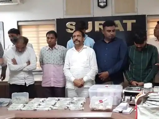 500 rupees bundles were cheated by placing genuine notes on top and bottom, 6 arrested