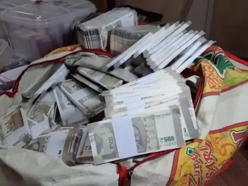 500 rupees bundles were cheated by placing genuine notes on top and bottom, 6 arrested