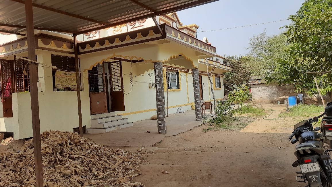 A fake raid on the lines of Bollywood film 'Special 26', a gang of thugs blew away 4 lakh rupees