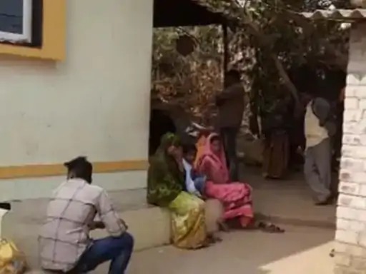 A fake raid on the lines of Bollywood film 'Special 26', a gang of thugs blew away 4 lakh rupees