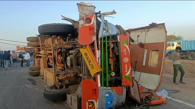 10-dead-many-injured-in-bus-truck-collision-on-nashik-shirdi-highway-return-declaration-made