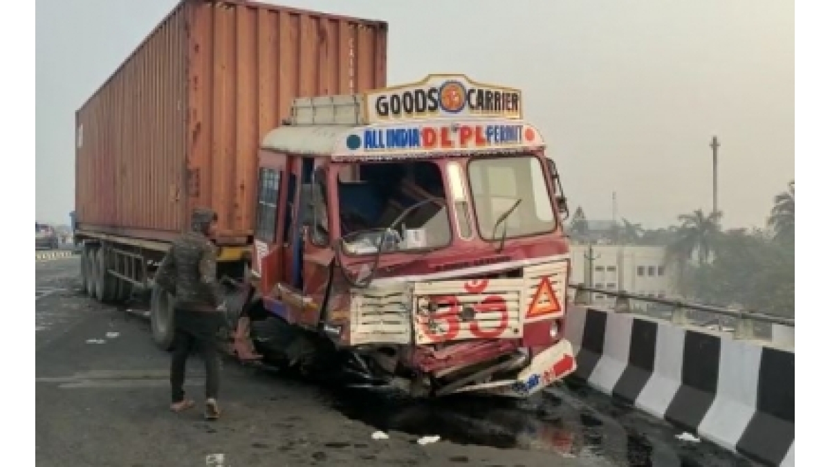 Navsari Accident: Four dead, two seriously injured in heavy collision between Innova car and container truck