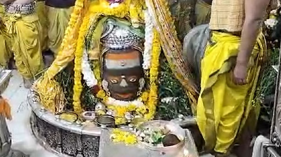 a-special-decoration-of-mahakal-took-place-on-january-26-the-magnificent-form-of-the-tricolor-appeared-on-the-shivlinga