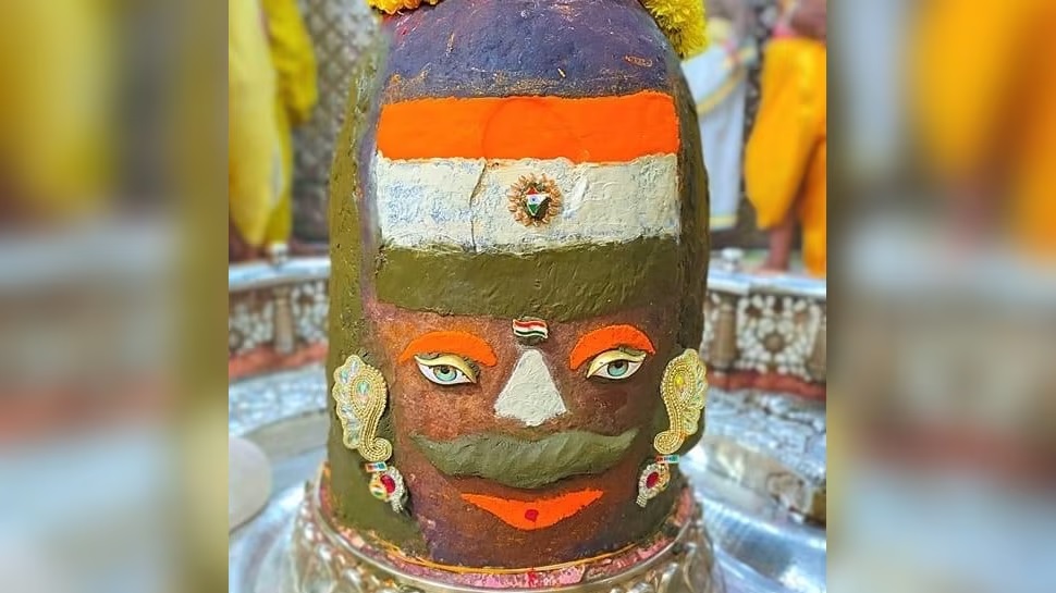 a-special-decoration-of-mahakal-took-place-on-january-26-the-magnificent-form-of-the-tricolor-appeared-on-the-shivlinga