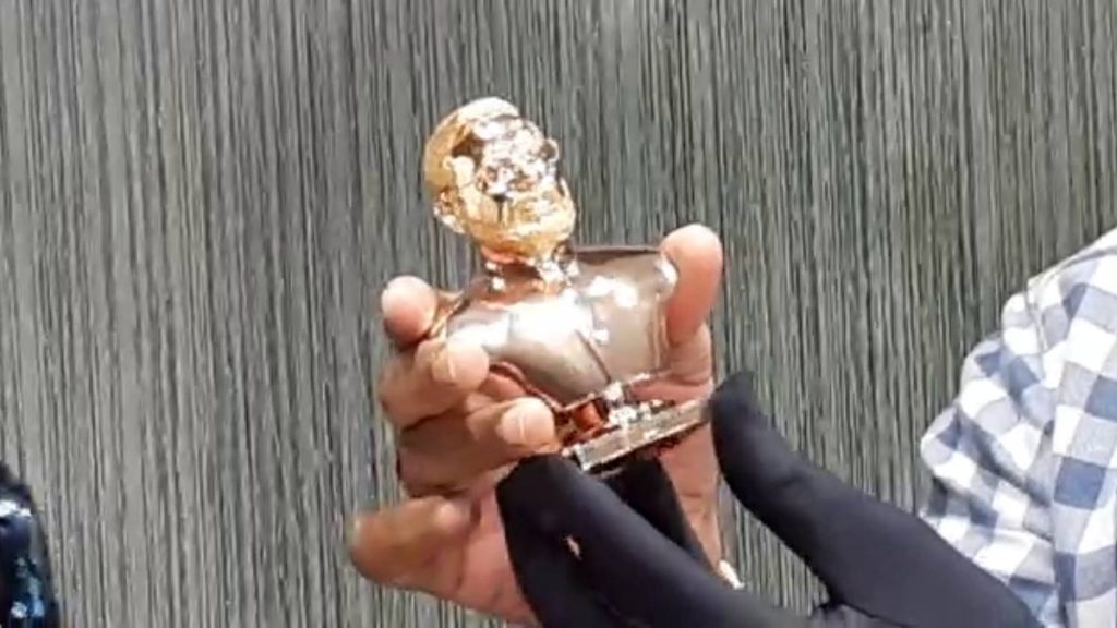 jewelers-of-hira-nagri-surat-made-an-idol-of-prime-minister-modi-with-gold-the-cost-of-the-idol-is-11-lakhs