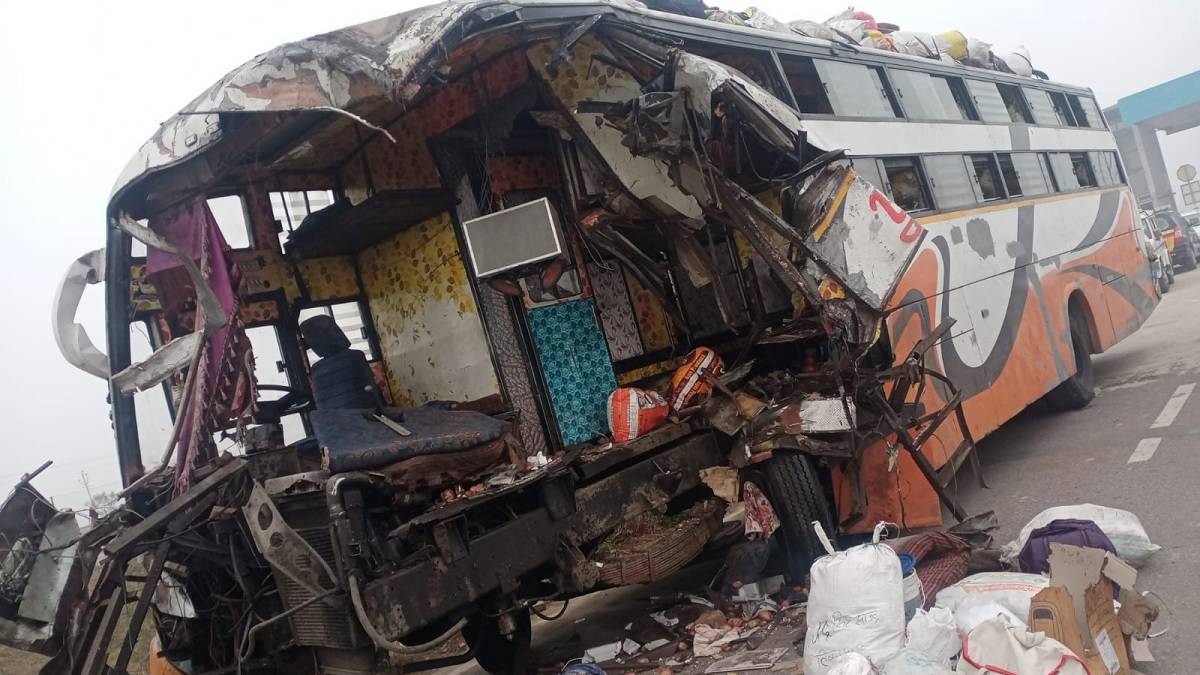 bus-going-from-rajkot-met-with-a-major-accident-on-agra-lucknow-expressway-4-killed-and-10-injured