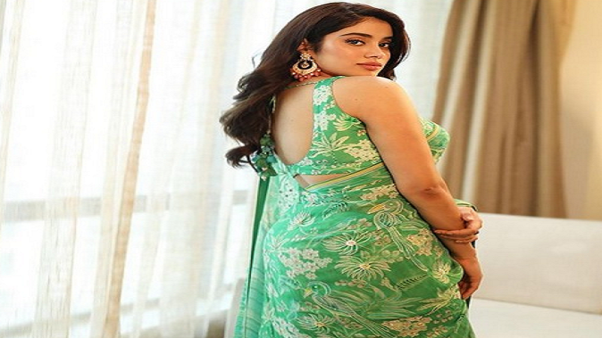 Floral printed outfits can be styled like this, looking beautiful