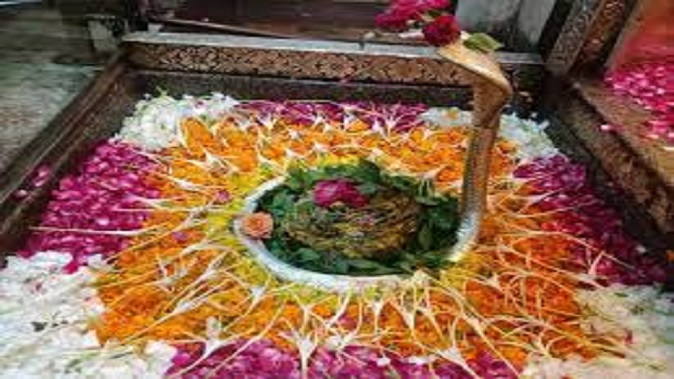 In this temple of Mahadev, live crabs climb along with fruits, do you know what they are doing?