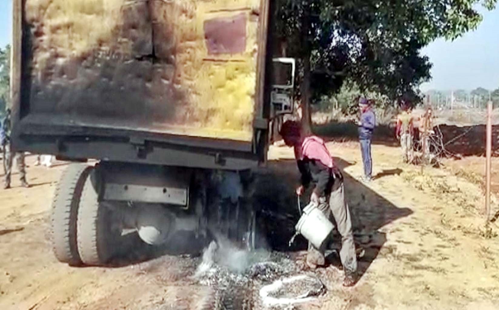 naxalites-again-attacked-railway-construction-site-in-jharkhands-palamu-burning-vehicles