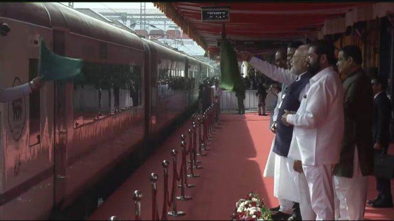narendra-modi-flagged-off-the-vande-bharat-train-in-maharashtra-and-made-this-statement