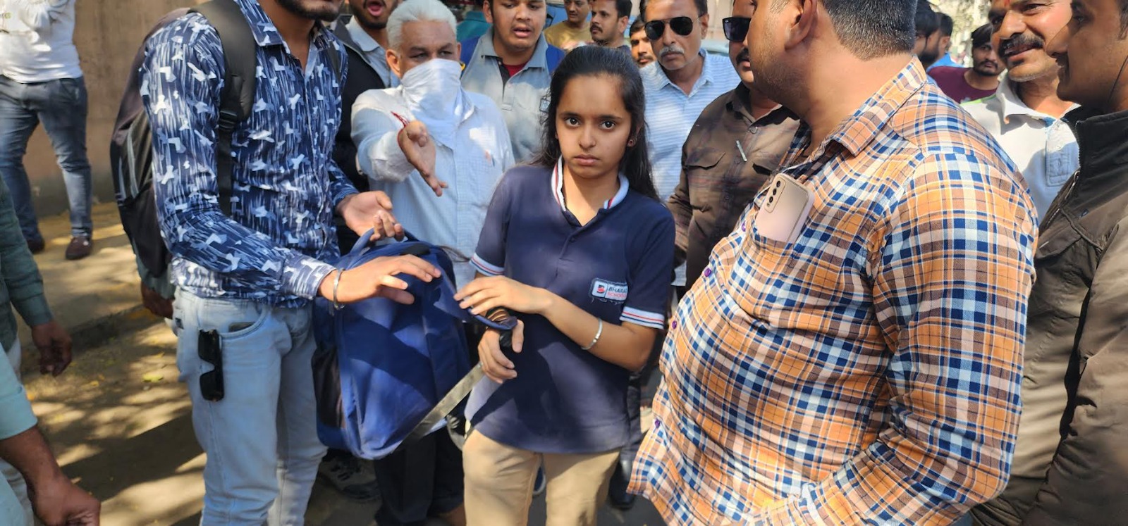 in-rajkot-the-school-bus-driver-had-a-heart-attack-the-daughter-saved-the-accident-by-turning-the-steering-wheel-with-time