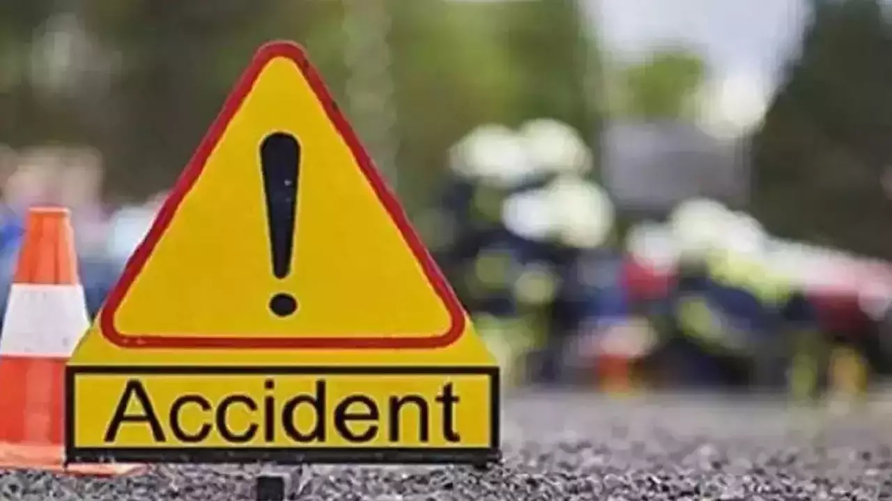 four-died-on-the-spot-after-a-minivan-collided-with-a-truck-on-the-vadodara-ahmedabad-expressway-in-gujarat