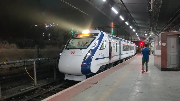 vande-bharat-express-welcomed-in-pune-with-dhol-nagara-pm-modi-also-became-a-fan-tweeted-this