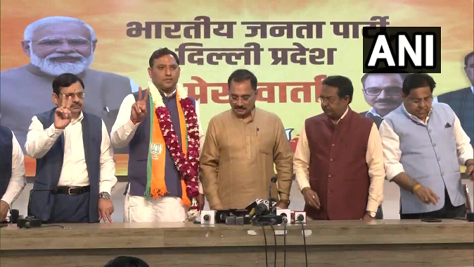 big-game-before-delhi-mcd-meeting-aap-councilor-pawan-sehrawat-joins-bjp