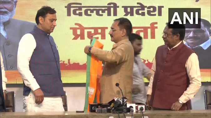 big-game-before-delhi-mcd-meeting-aap-councilor-pawan-sehrawat-joins-bjp