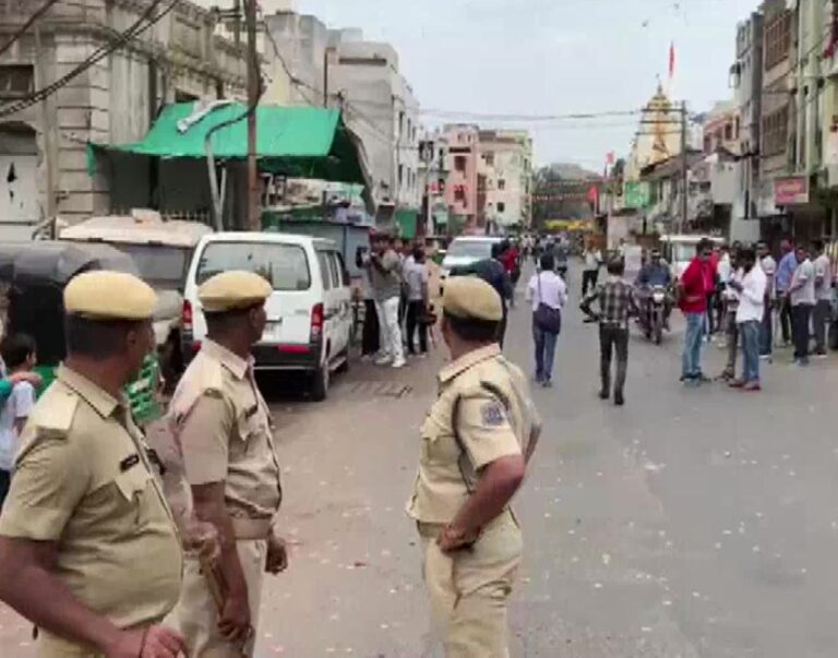 Stone pelting on Ramnavami procession in Vadodara, police reached the spot