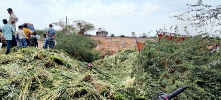 Horrible road accident in Gujarat: 15 people buried after truck overturned in Bhavnagar, 6 died