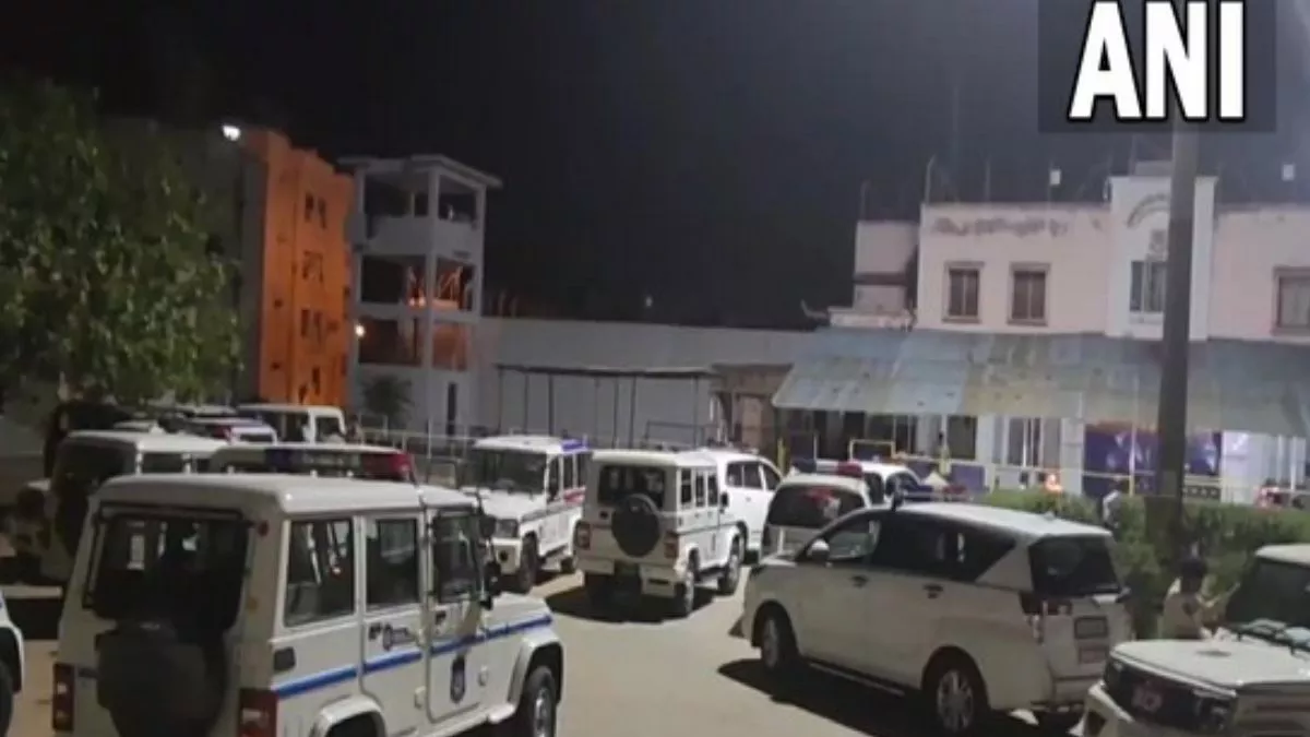 gujarat-police-inspected-all-the-jails-in-the-state-1700-policemen-seized-many-phones-in-the-raid