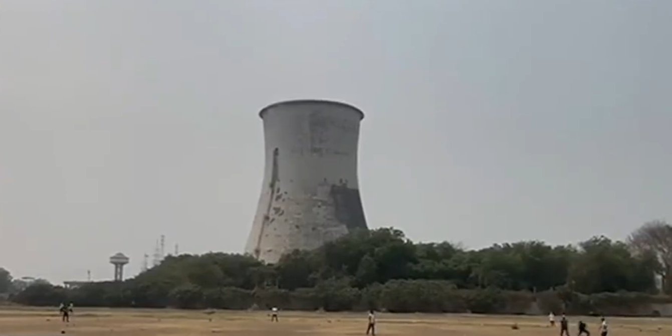 A 30-year-old cooling tower collapsed in 15 seconds in Surat's descent