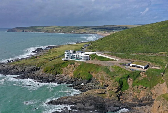 this-is-the-most-haunted-house-in-the-world-the-first-owner-got-a-divorce-now-he-is-waiting-for-death-after-drowning-in-debt