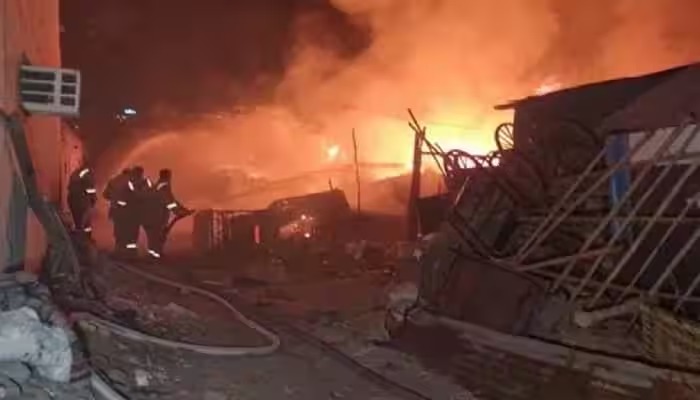 Gujarat Fire: Fierce fire broke out in ten junk godowns, fire engine present at the spot