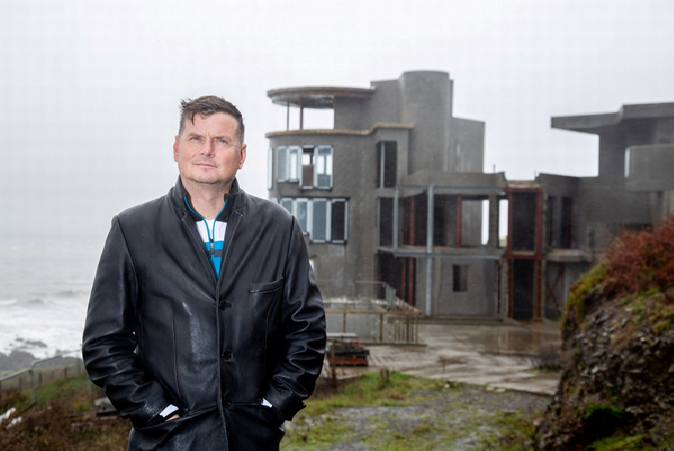 this-is-the-most-haunted-house-in-the-world-the-first-owner-got-a-divorce-now-he-is-waiting-for-death-after-drowning-in-debt