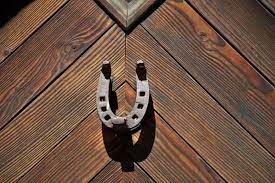 Horseshoe will bring happiness in the house, success in life! Learn how to apply