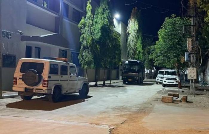 gujarat-police-inspected-all-the-jails-in-the-state-1700-policemen-seized-many-phones-in-the-raid