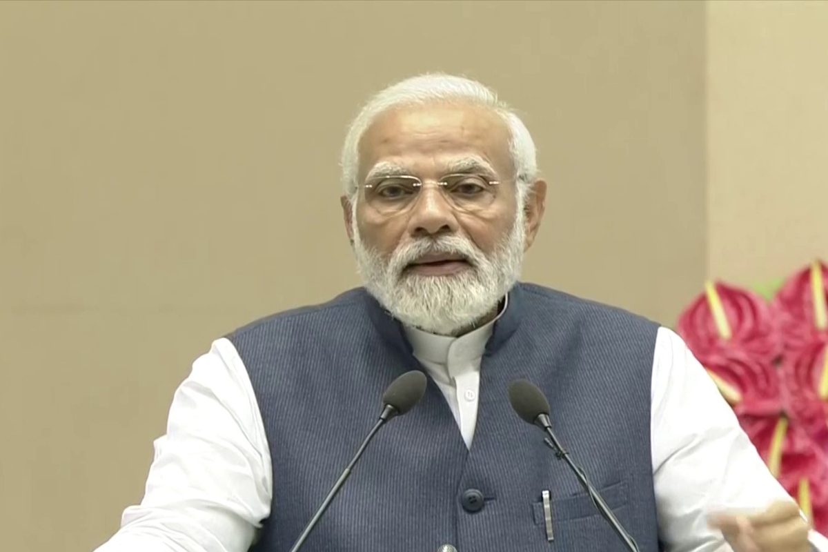 pm-modi-arrived-in-varanasi-cm-yogi-was-present-to-welcome-him-at-the-airport