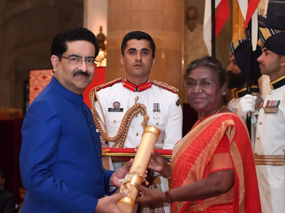president-draupadi-murmu-distributes-padma-awards-six-people-honored-with-padma-vibhushan