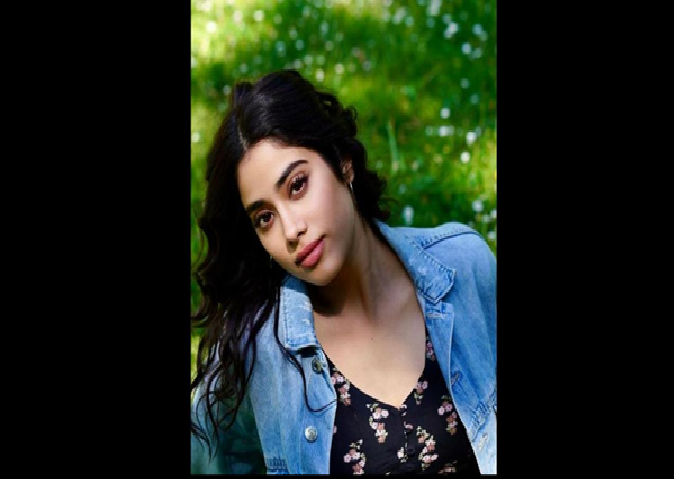 Simple and stylish look of Janhvi Kapoor in denim jacket, you can also try