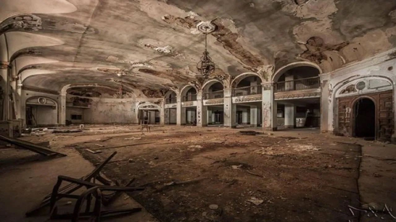 If you stay in this haunted hotel, the spirits will tear your body apart, even bite you with their teeth!