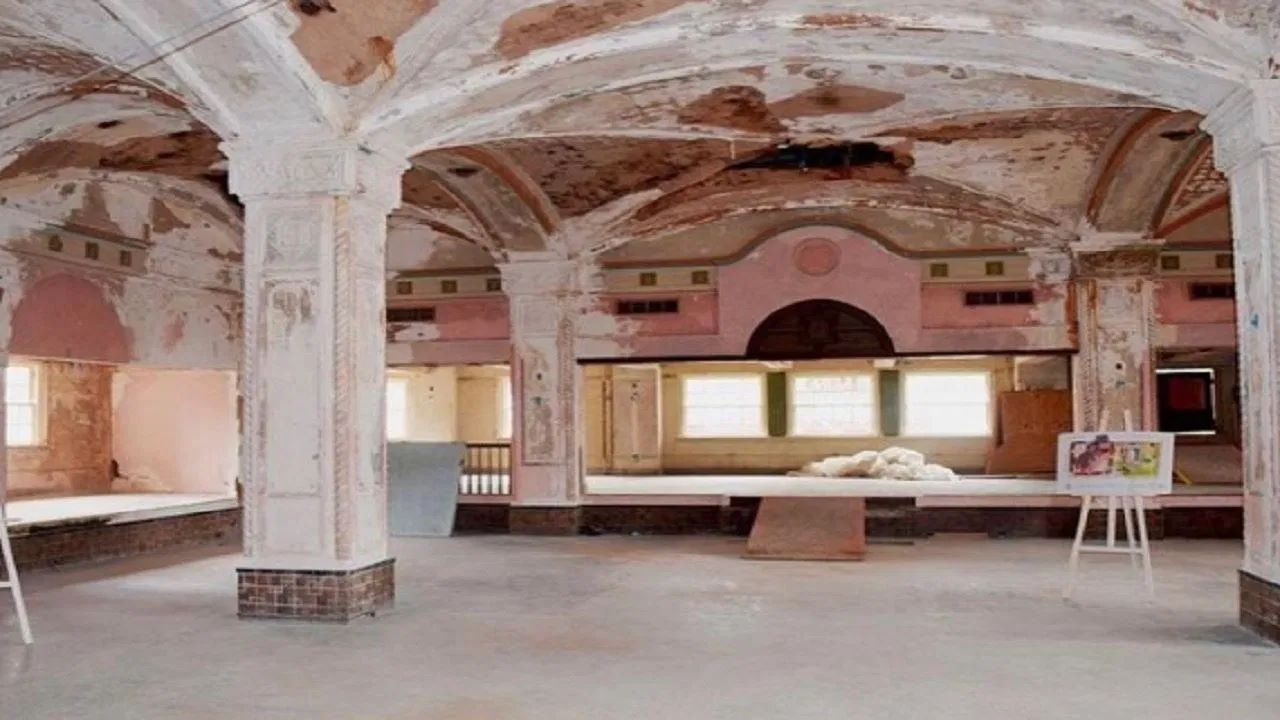 If you stay in this haunted hotel, the spirits will tear your body apart, even bite you with their teeth!