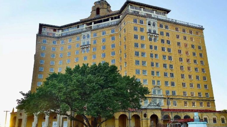 If you stay in this haunted hotel, the spirits will tear your body apart, even bite you with their teeth!