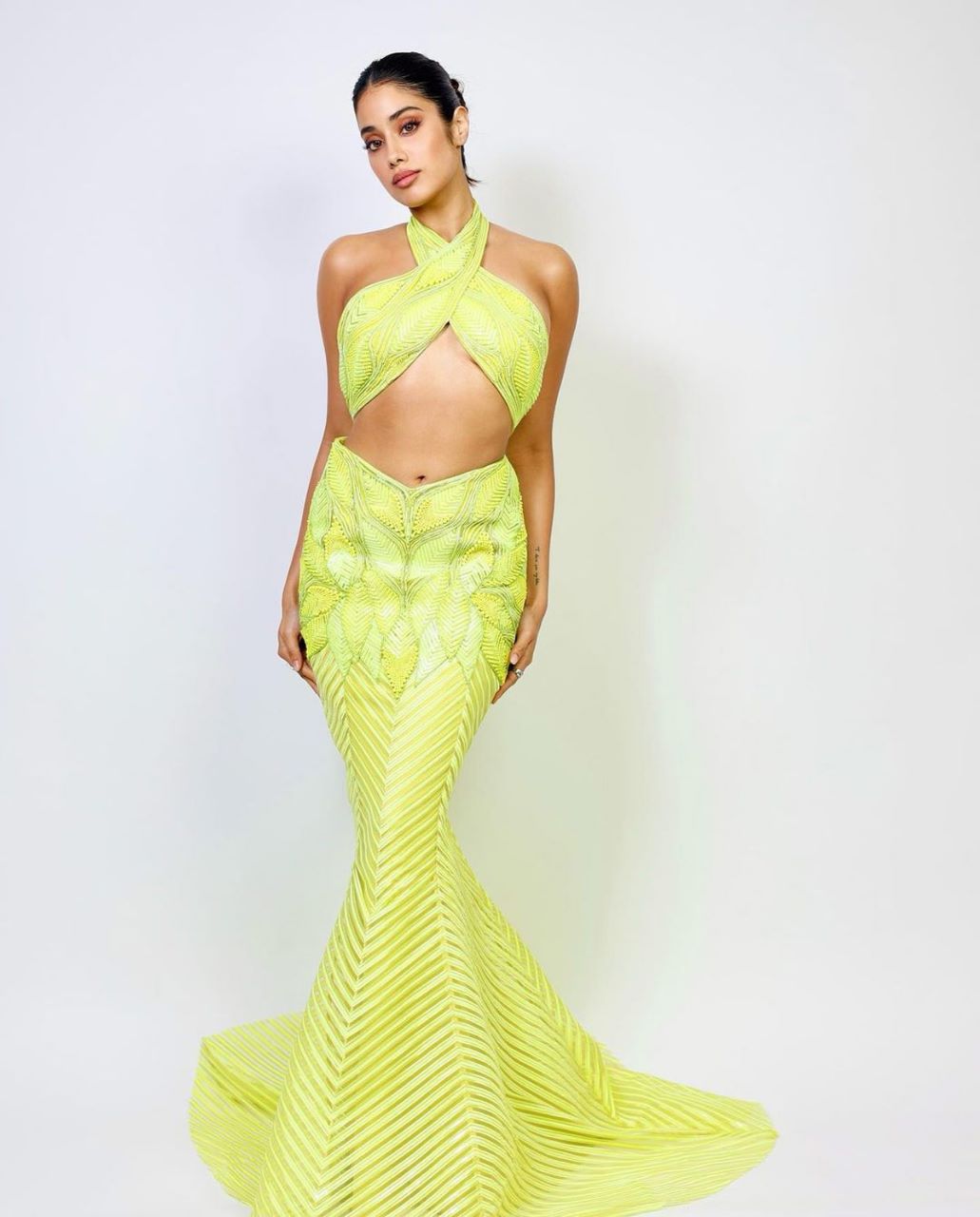 If you want to look stylish in a fish cut lehenga, keep it like a Bollywood actress.