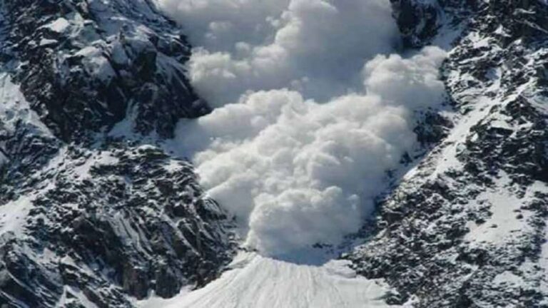 massive-destruction-due-to-avalanche-in-nathula-sikkim-6-tourists-killed-news-of-150-people-trapped